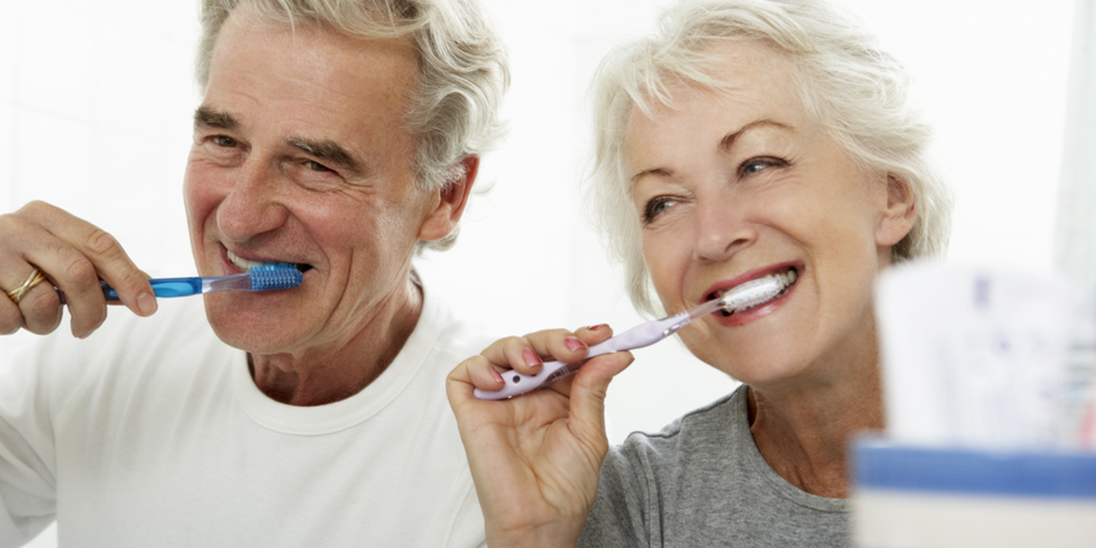 odontogeriatria senhores escovando os dentes saúde bucal